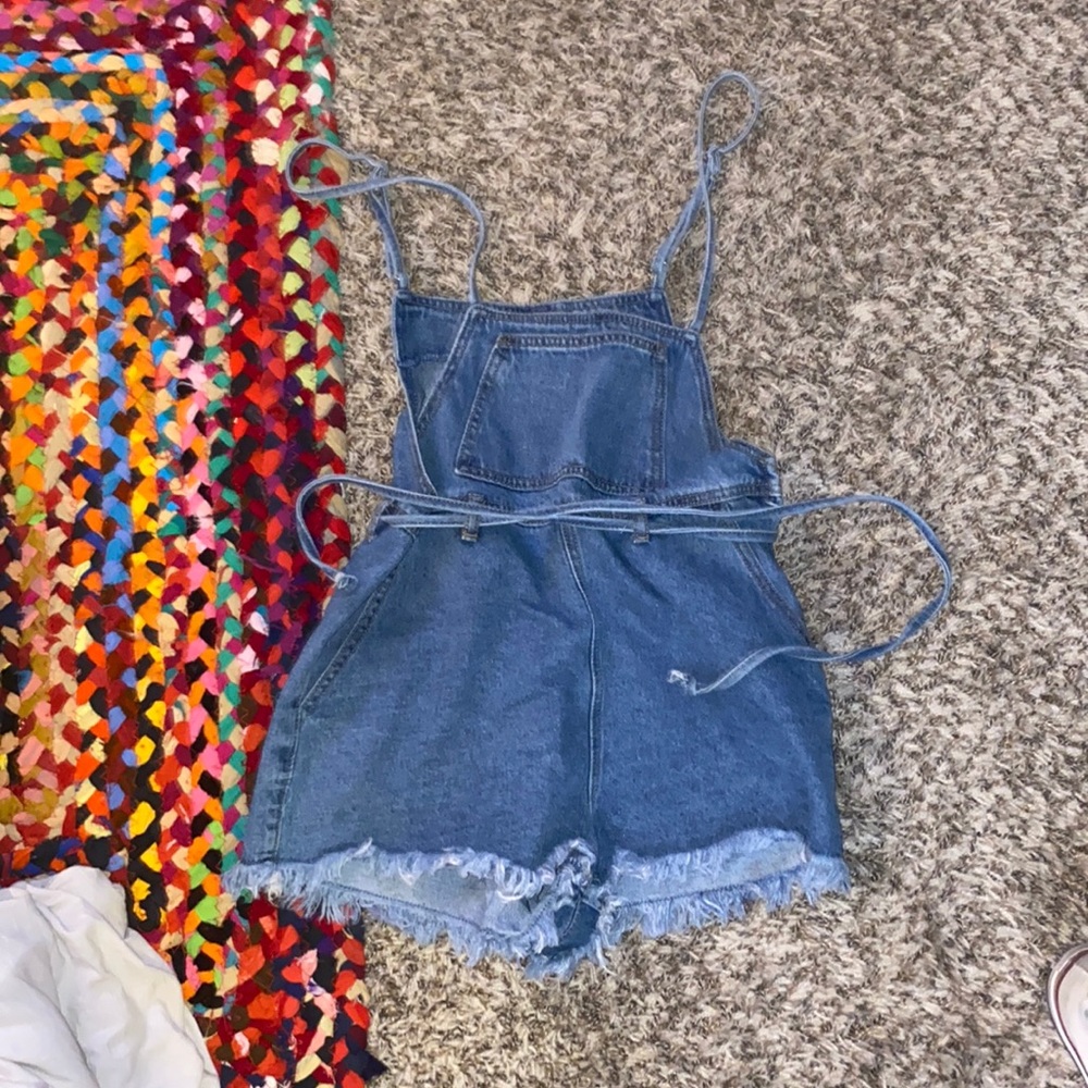 Forever 21 overalls, hardly worn. Size small. Didn’t see myself wearing soon.